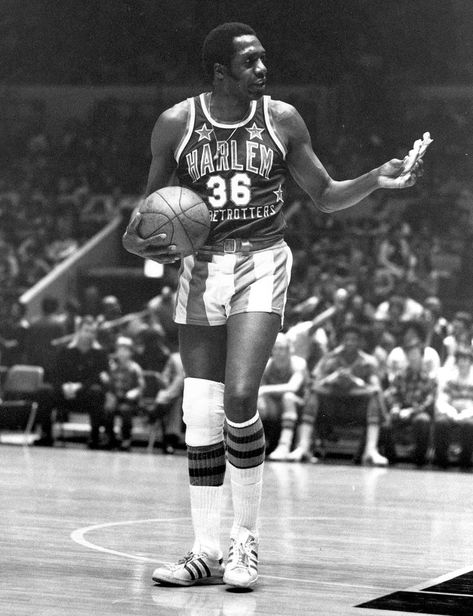 Meadowlark Lemon, star attraction of the Harlem Globetrotters, dies at 83 Harlem Rennaisance, Basketball Information, Basketball Moves, Street Basketball, Abandoned Church, Harlem Globetrotters, Hoop Dreams, Sport Icon, Basketball Legends