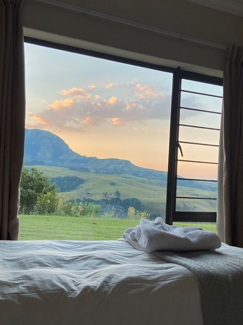 Bedroom With Nature View, Bedroom With Water View, Apartment With Mountain View, Beautiful Views From Windows Nature, Bedroom Mountain View, Bedroom With Mountain View, Apartment Window View, Bed With A View, Mountain View Window