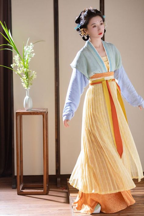 Royal Hanfu, China Traditional Clothes, Unique Kaftan Designs, Historical Chinese Clothing, Song Dynasty Hanfu, Flower Animation, Travel Trinkets, Chinese Historical Fashion, Tang Dynasty Clothing