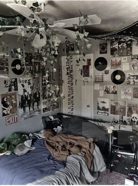 Cute Emo Room Ideas, Cottagecore Grunge Room, Rooms Aesthetic Vintage, Bed Design Aesthetic, Vintage Room Ideas Bedroom, Room Decor Bedroom Grunge, Aesthetic Decoration Bedroom, Y2k Aesthetic Bedroom, Vintage Aesthetic Bedroom Ideas