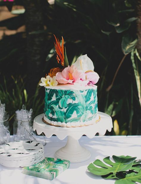 Banana leaf wrapped cake, paired with hibiscus, bird of paradise, and monstera leaves! Tenerife Wedding, Leaf Cake, Tropical Cake, Tropical Wedding Cake, Wedding Shower Cakes, Weddings Abroad, Fiesta Tropical, Zucchini Cake, Salty Cake