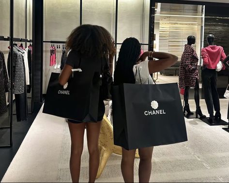 Black Woman Luxury Aesthetic, Boujee Lifestyle, Chanel Shopping, Luxury Lifestyle Aesthetic, Rich Women Lifestyle, Black Future, Shopping Luxury, Luxury Magazine, Rich Girl Aesthetic