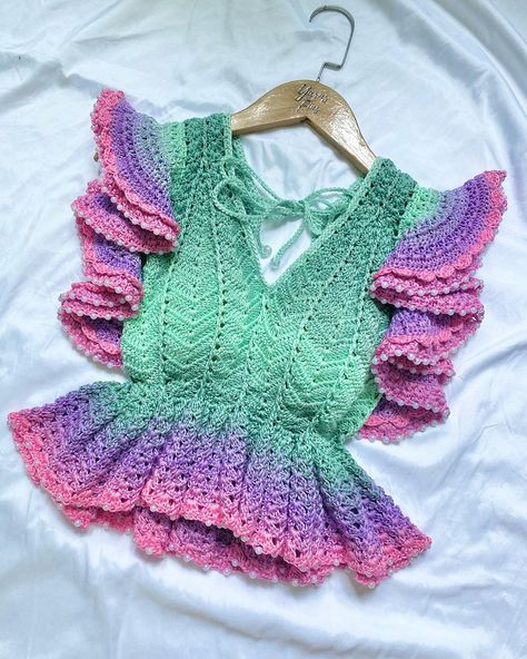 Kayeee🧜‍♀️ | 🦋✨ | Instagram Crochet Tops Ideas, Crochet Peplum Top, Crochet Top Pattern Summer, Crochet Top Boho, Crochet Peplum, Lace Crochet Pattern, Boho Crochet Top, Summer Crochet Top, Diy Crochet Top