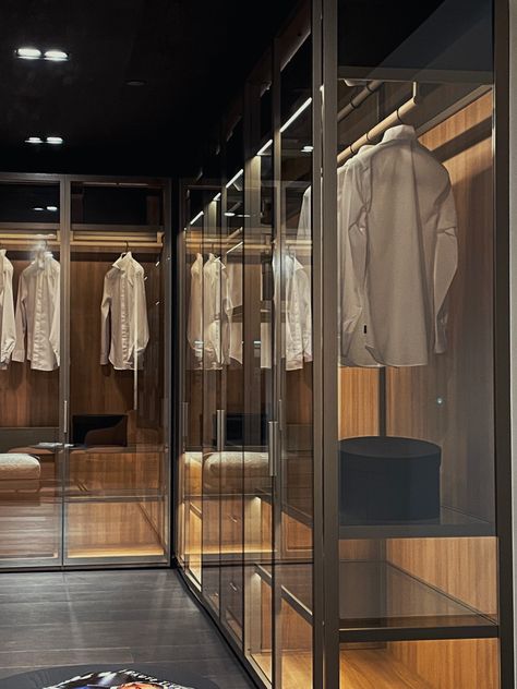 Walk in closet with minimal glass closets. Inside are white dress shirts. Poliform Closet, Wood Walk In Closet, Glass Closet, Walk In Closet Design, Closet Design, Walk In Closet, Walk In, Furniture Design, Wardrobe