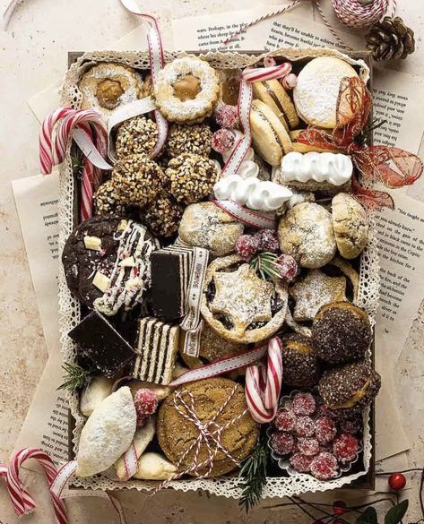 Cookie Box Aesthetic, Christmas Sweet Box Ideas, Cookie Box Ideas, Christmas Treat Boxes, Present Wrapping Ideas, Cookies 2023, Christmas Cookie Boxes, Cut Out Cookie, Dessert Boards