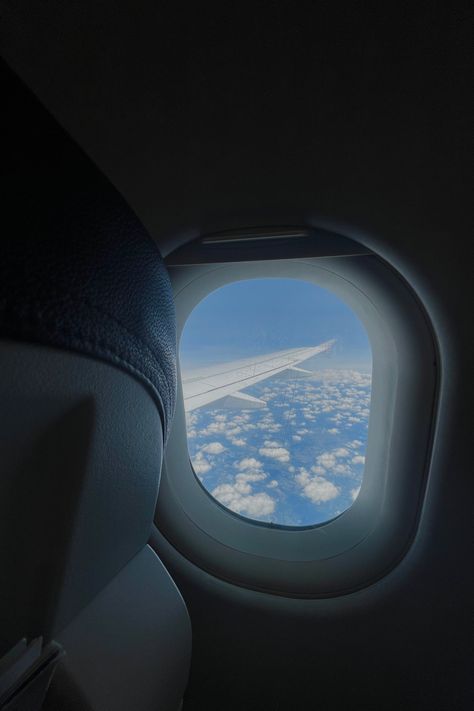 Fenêtre hublot d’avion avec nuages aesthetic Hublot Avion, Airplane Window, Travel Tours, Window Seat, Solo Travel, Short Videos, Created By