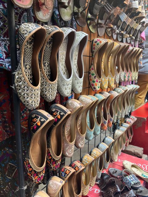 Delhi Market Aesthetic, Indian Street Shopping Aesthetic, Janpath Market Delhi India, Street Shopping India, Desi Market Aesthetic, Indian Shopping Aesthetic, Janpath Market Aesthetic, Street Shopping Aesthetic, Delhi Girl Aesthetic