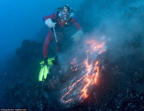 underwater volcanoes | Working up a right lava! Daredevil diver who tries to mould 1,000C red ... Magma Chamber, Ocean Ecosystem, Underwater Video, Lava Tubes, Ocean Science, Plate Tectonics, Lava Flow, Active Volcano, Oceanography