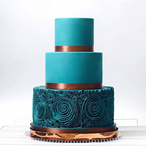 These Luxurious Towering Cakes Look Like They Are Straight Out Of The Fairy Tale Teal Wedding Cake, Teal Cake, Fondant Wedding Cakes, Cupcakes Decorados, Copper Wedding, Teal Wedding, Acrylic Cake Topper, Delicious Cake, Elegant Cakes