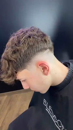 Fluffy Hair Ideas, Haircut Ideas Short, Short Fluffy Hair, Boy Haircut Ideas, Skin Fade Hairstyle, Hair Types Men, Young Men Haircuts, Men Fade Haircut Short, Fade Haircut Styles