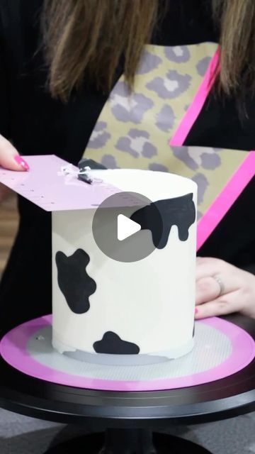 Frost Form® on Instagram: "This Cow cake is legen-DAIRY! 🐮😜  What animal cake should we make next?  We ship worldwide! Order Frost Form today on www.frostform.com 💕" Simple Cow Cake Ideas, Cow Cake Decoration, How To Make A Cow Cake, Buttercream Cow Cake, Cowhide Cake, Frost Form Cake Ideas, Cow Cakes Ideas, Cow Print Smash Cake, Frost Form Cake