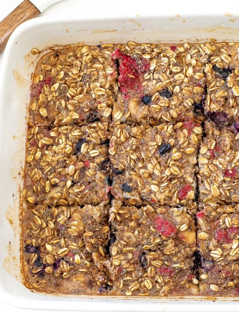 Berry Baked Oatmeal - Chef Savvy Berry Baked Oatmeal, Healthy Oats, Chef Savvy, Baked Oatmeal Recipes, Raspberry Syrup, Banana Blueberry, Christmas Menu, Baked Oatmeal, Feeding A Crowd