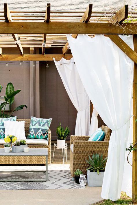 Make Your Own Outdoor Pergola Curtains! Outdoor Pergola Curtains, Ombra Pergola, Modern Pergola Designs, Pergola Diy, Pergola Curtains, Patio Projects, Modern Pergola, Patio Covers, Pergola Design