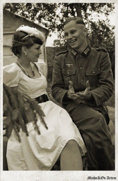 German Couple, Wwii Propaganda Posters, Soldier Love, Images Terrifiantes, Two Couples, Ww2 Soldiers, German Boys, Military Couples, Germany Ww2