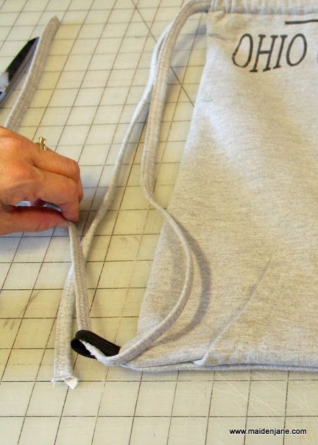 Diy Drawstring Backpack, Backpack From Shirt, Drawstring Bag From Tshirt, Sweatshirt Upcycle, How To Sew A Drawstring Backpack, Easy Diy Drawstring Backpack, Diy Bags Easy, Diy Backpack Pattern, Sweatshirt Makeover