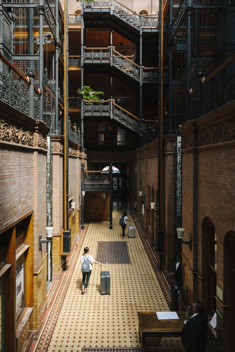 The Bradbury Building offscreen - Curbed LAclockmenumore-arrow : What it was like to work at the famous ‘Blade Runner’ set when it was LA’s most desirable address Bradbury Building, Los Angeles Architecture, Work Building, 500 Days Of Summer, Amazing Buildings, Classic Architecture, Vintage Interiors, Loft Style, Downtown Los Angeles