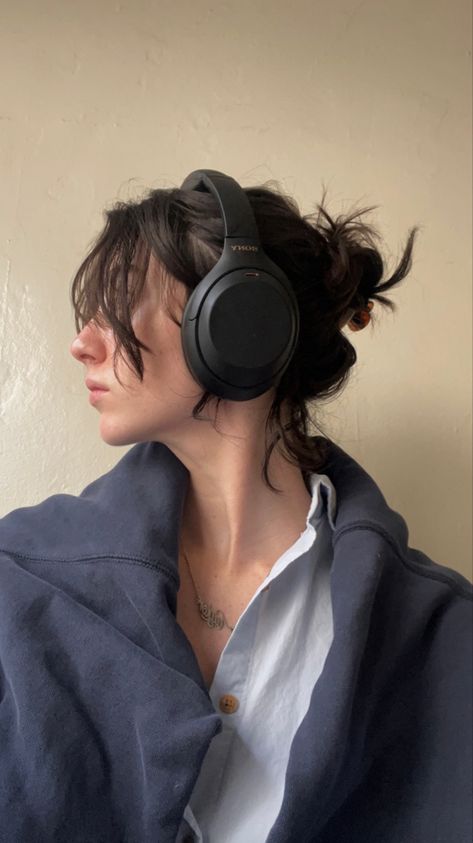 Casque Sony Aesthetic, Sonny Headphones Aesthetic, Aesthetic Sony Headphones, Sony Headphones Outfit, Sony Headphones Aesthetic, Black Headphones Aesthetic, Headphone Aesthetic, Headphone Outfit, Marshall Headphones