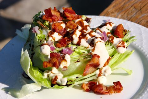 Outback Wedge Salad Recipe, Steakhouse Wedge Salad, Wedge Salad Dressing, Lettuce Wedge Salad, Outback Recipes, Wedge Salad Recipe, Salad Balsamic, Wedge Salad Recipes, Lettuce Wedge