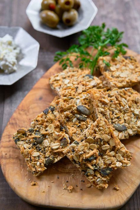 Cheesy Savory Granola Recipe - Granola Cheese Crackers Savory Snack Bars, Chia Seed Oatmeal, Health Bars, Savory Granola, Cookies Kids, Healthy Crackers, Energy Bars Recipe, Breakfast Biscuits, Pie Pie