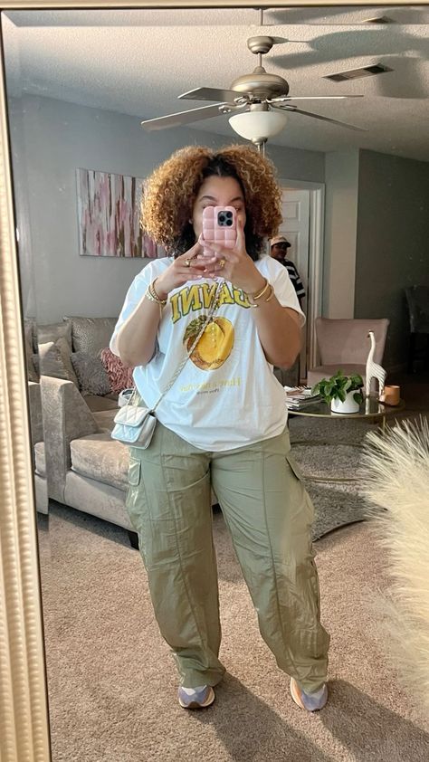 Teacher Cargo Pants Outfit, Simple Uni Outfits, Tshirt Styling Ideas, Chill Comfy Outfit, Modest Outfits Pants, Cute Tshirt Outfits, Mom Clothing Style, Cargo Pants Outfit Summer, Brazil Outfit