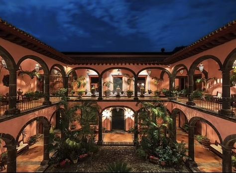 Mexico House Exterior, Spanish Style Home Plans, Hacienda Courtyard, Spanish Style Home Interior, Style Hacienda, Hacienda Decor, Spanish Courtyard, Hacienda Homes, Houses In Mexico