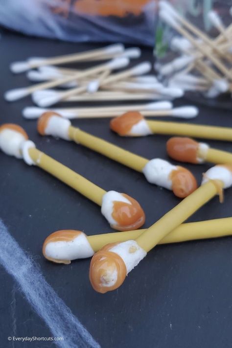 Dirty Earwax Q-Tips Halloween Treats Gross Halloween Desserts, Robert Redford Dessert, Chocolate Lush, Quick Halloween Treats, Gross Halloween Foods, Marshmallow Halloween, Homemade Halloween Treats, Halloween Potluck, Halloween Finger Foods