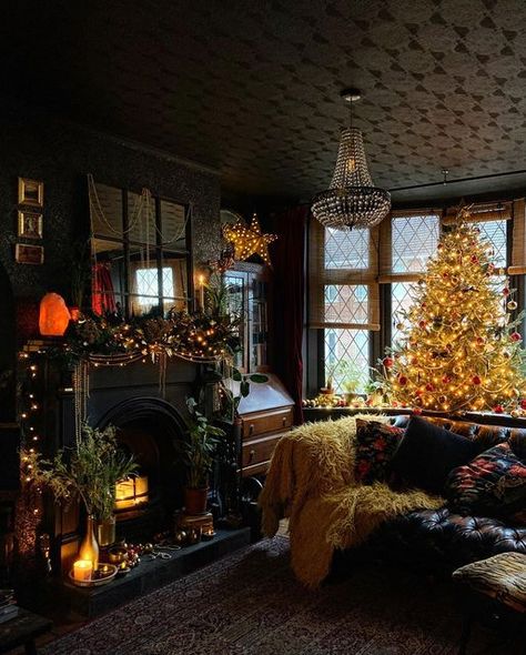 Dark Christmas Decor, Dark Walls Living Room, Maximalist Christmas, Home Sweet Hell, Gothic Homes, Luxury Christmas Decor, Dark Living Rooms, Dark Home Decor, Dark Christmas