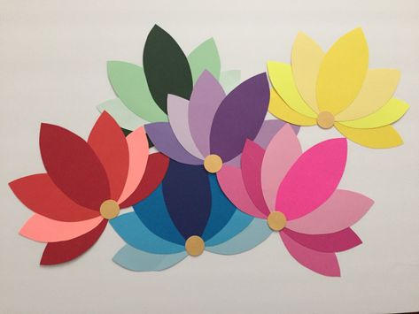 Paper Art Craft Wall Decor, Lotus Craft Ideas, Lotus Flower Paper Craft, Lotus Paper Craft, Lotus Decoration Ideas, Lotus Flower Craft, Wall Decoration With Paper, Lotus Craft, Paper Rangoli