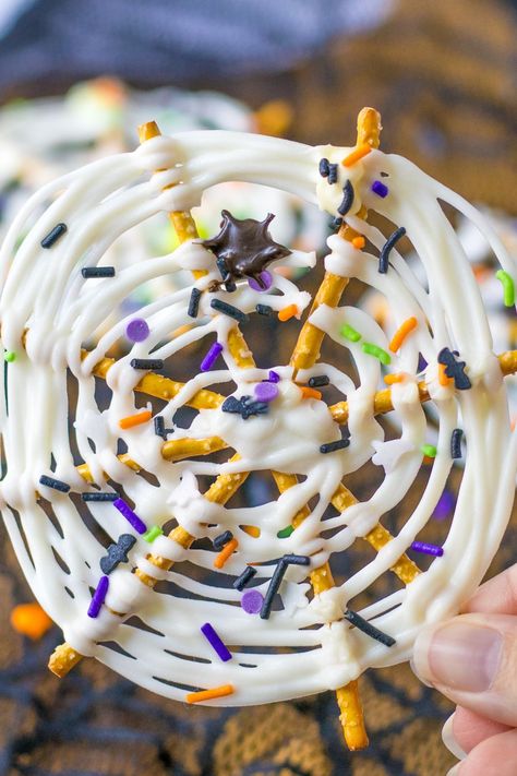 Spider Pretzels Easy Halloween, Spider Web Chocolate Covered Pretzels, Halloween Pretzel Spider Web, Chocolate Spider Web Pretzels, Pretzel Stick Spider Webs, Chocolate Pretzel Spiderwebs, White Chocolate Spider Webs, Chocolate Pretzel Spider Webs, Spider Web Pretzels White Chocolate