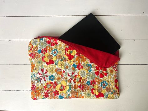 Tuto Couture : la pochette pour tablette ou ordinateur portable Diy Trousse, Couture Sewing, Do It, Couture, Sewing