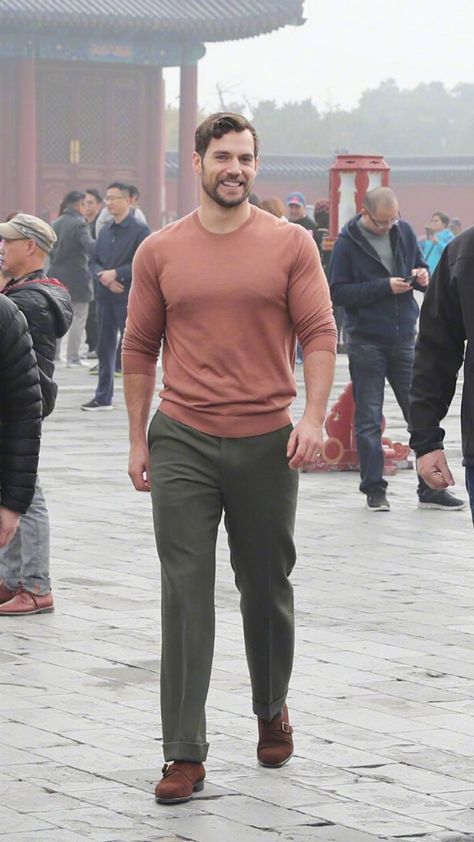 Is it a bird? Is it a plane? No, it’s just Henry Cavill’s immaculate style game Stunning Fashion, Scruffy Men, Body Outfit, Rugged Style, Henry Cavill, Well Dressed Men, Gentleman Style, Perfect Man, Stylish Men