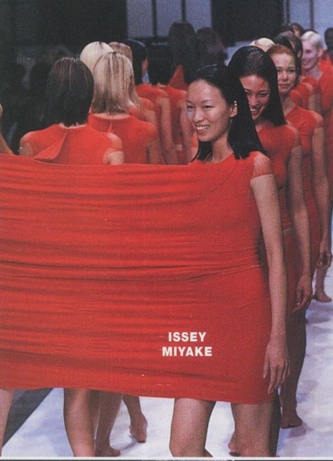 Issey Miyake Editorial, Issey Miyake Campaign, Issey Miyake 90s Runway, Issey Miyake Archive, Issey Miyake 90s, Textile Aesthetic, Issey Miyake Runway, Issey Miyake Fashion, Japanese Fashion Designers