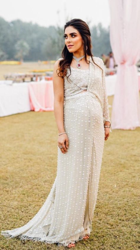 Pregnant Desi Outfits, Maternity Lehenga Indian Weddings, Party Wear For Pregnant Women, Pregnant Pakistani Outfits, Indian Wear For Pregnant Women, Lehenga For Pregnant Women, Pregnant Women Outfits Indian Wedding, Strong Pregnant Women, Pregnancy Indian Wedding Outfits