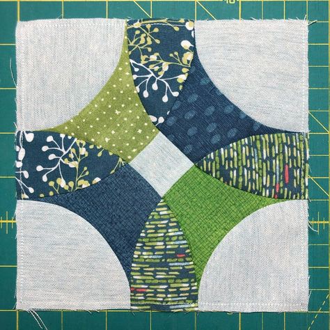 Lynda Plamann on Instagram: “Moda Block Heads 3 Block 33: Walking in Circles by Brigitte Heitland. My advice is to watch Brigitte’s tutorial, go slow and use LOTS of…” Walking In Circles Quilt, Winding Ways Quilt, Circles Quilt, Friendship Circle, Circle Quilt Patterns, Friendship Quilt, Moda Blockheads, Blue Wren, Block Head