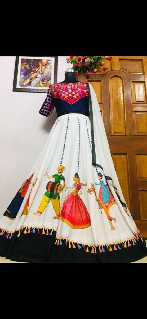 Pakistani Lengha, Choli Navratri, Digital Print Dupatta, Kutchi Work, Navratri Dress, Lehenga Suit, Hand Painted Dress, Lengha Choli, Choli Designs