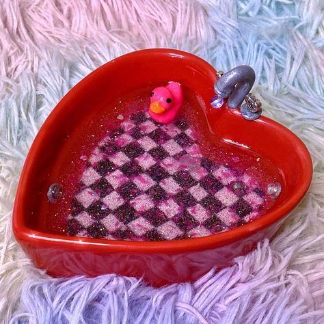 Polymer Clay Bathtub, Air Dry Clay Bathtub, Clay Bathtub Jewelry Holder, Clay Bathtub, Glina Ideas, Tiny Bathtub, Heart Ashtray, Artist Sculpture, Clay Videos