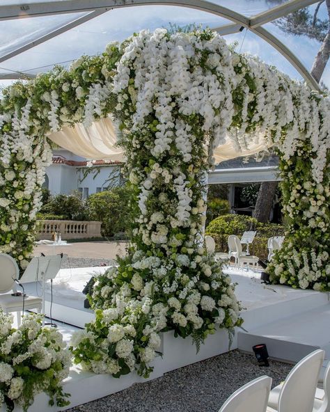 Sofia Richie Wedding Decor, Sophia Richie Wedding Reception, Sophia Richie Wedding, Sofia Richie And Elliot Grainge, Sofia Richie And Elliot, Huppah Wedding, Elliot Grainge, Chuppah Ideas, Sophia Richie