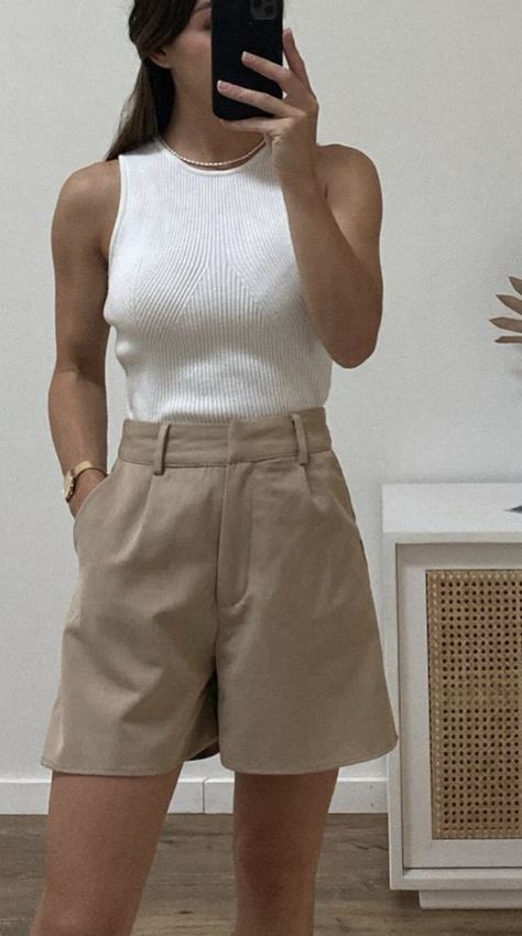 Beige Trouser Shorts Outfit, Kakhi Short Outfits, Elegant Beige Shorts, Short Petite Fashion, Beige Shorts Outfit, Business Casual Shorts, Looks Com Short, Minimalist Wardrobe Capsule, Outfit Elegantes