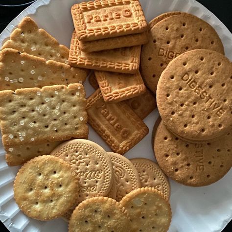 Biscuits Aesthetic, Biscuit Aesthetic, Nice Biscuits, Honey Breakfast, Delicacy Food, British Food, Fun Baking Recipes, Unhealthy Food, Eclairs