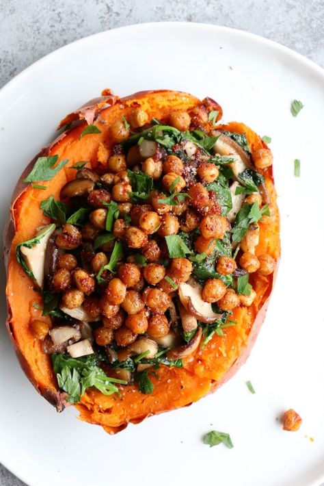 Baked Sweet Potato with Kale and Crispy Chickpeas. Delicious and packed with so much flavor! You will love it! Veg Diet, Butternut Squash Sweet, Sweet Potato Kale, Arugula Pesto, Mom Recipes, Crispy Chickpeas, Daniel Fast, Plant Strong, Baked Sweet Potato