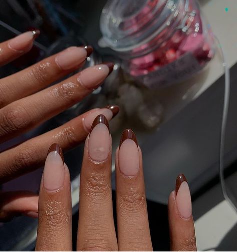 Nails 2023 Trends Brown, Nails Inspo Dark Skin, Almond Nails Brown French Tip, Brown French Nails Almond, Almond Nails On Brown Skin, Almond Nails Designs Black Women, Brown Tip Almond Nails, Chocolate Brown French Tip Nails, Brown French Tip Almond Nails