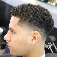 Corte de csbello Boys Curly Haircuts, Fade Haircut Curly Hair, Low Taper Fade Haircut, Taper Fade Curly Hair, Male Haircuts Curly, Black Hair Cuts, Curly Hair Fade, Curly Haircut, Men Haircut Curly Hair