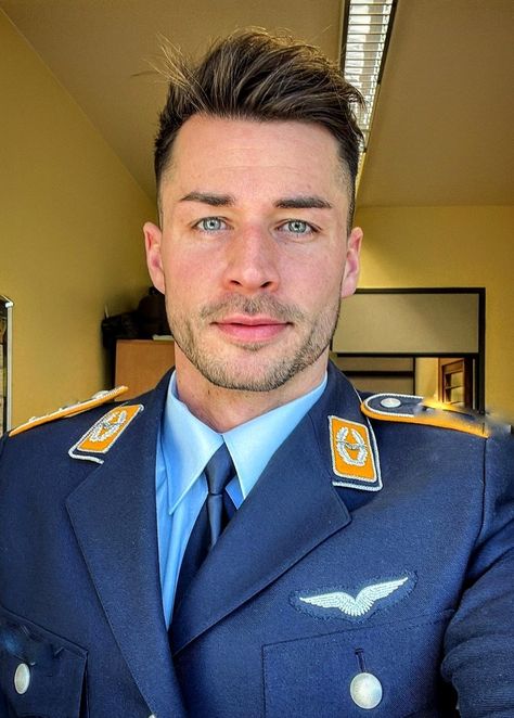 Follow @uniformincar and get more of the good stuff by joining Tumblr today. Dive in! Millitary Guys Usa, Military Man Pictures, Jan Dammenhain, Us Military Men, Pilot Man, Jan A Man, Handsome Picture, Usa Man, Pilot Uniform Men