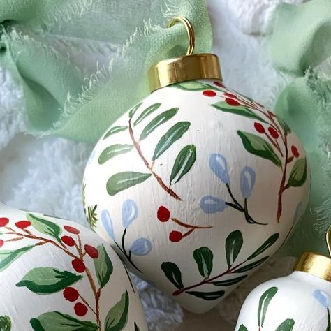 Mollie McGeever on Instagram: "I love that my customers are still ordering ornaments… that’s what I call planning ahead! This trio  from my “Greens & Berries” look so pretty together; each with a different shape. Available to order from my Etsy shop. #christmasornaments #handpaintedornaments #botanicalornaments #ceramicornamnets #handmadeornaments" Ceramic Bauble Decoration Ideas, Decorate Christmas Balls, Christmas Baubles Painted, Christmas Ornament Painting Ideas Easy, Paint Glass Ornaments Diy, Painting Ceramic Ornaments, Diy Paint Christmas Ornaments, Pottery Ornament Ideas, Ceramic Painting Ideas Christmas