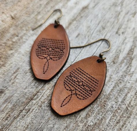 Handmade genuine leather earrings with a vintage western look. Engraved, lightly oiled then burnished to a bright shine. Finished with antique gold findings. Dimensions: 2 x 0.9 in (5.1 x 2.3 cm) Leatherworking Projects, Laser Gifts, Boho Leather Jewelry, Laser Engraved Earrings, Handmade Leather Jewelry, Western Crafts, Country Jewelry, Leather Craft Patterns, Leather Earring