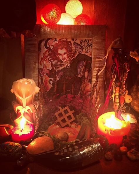 Lokean Altar, Loki Altar Ideas, Loki Paganism, Loki Aesthetic Norse, Chaos Witch Aesthetic, Loki Altar, Loki Deity, Norse Loki, Mabon Altar