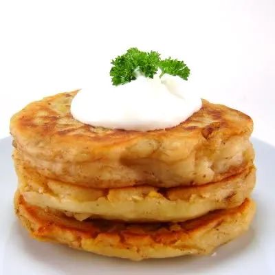 Irish Potato Pancakes, Salat Wraps, Potatoe Pancake Recipe, Irish Cooking, Irish Potato, Stack Of Pancakes, Irish Recipes Traditional, Irish Cuisine, Irish Potatoes