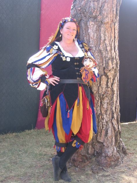 Medieval Jester Costume, Jester Ren Faire, Fool Costume, Midcentury Medieval, Jester Outfits, Medieval Jester, Jester Outfit, Renn Faire, Ren Faire Outfits