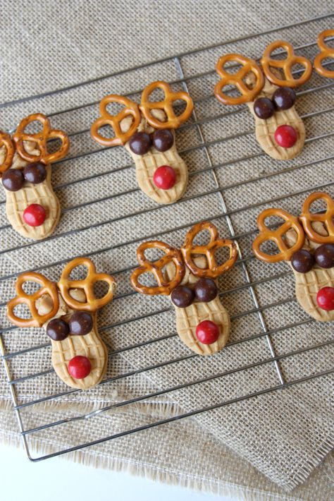 Super easy and festive reindeer cookies. Perfect for making with kids or for goodie plates! Peanut Butter Reindeer Cookies, Cookies Holiday, Reindeer Cookies, Xmas Treats, Peanut Butter Sandwich, Holiday Appetizer, Nutter Butter, Christmas Candy Recipes, Holiday Snacks