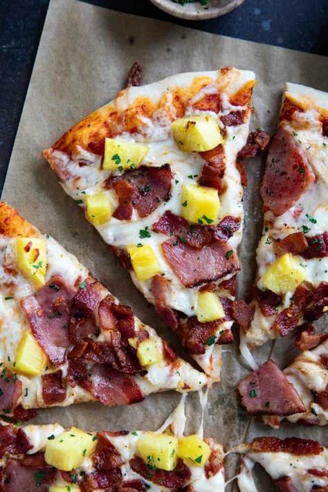 The ultimate Hawaiian Pizza - this delicious pizza is stacked with ham, bacon, pineapple, and tons of cheese. This one is for the sweet and salty lovers! Bacon Pineapple, One Pan Pasta, Pineapple Pizza, Pizza Sauce Homemade, Lemon Pasta, Flavored Bacon, Bread Appetizers, Main Dish Salads, Food Club